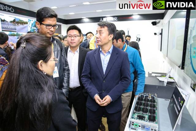 圖：Deepu Talla和謝會斌為雙方產品站臺講解